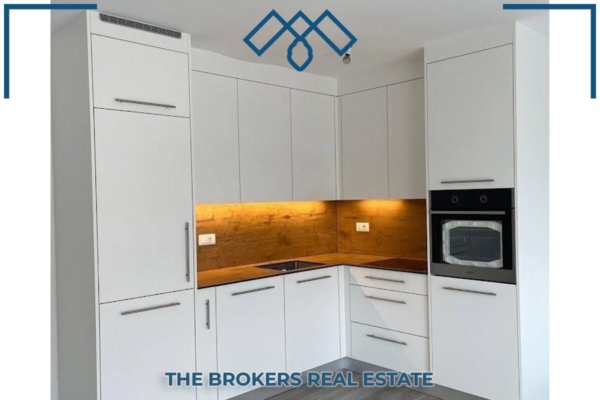 Ofrohet për qira banesa mini-penthouse, prapa eulex-it, me sipërfaqe totale prej 103m² (77m² hapësirë banimi + 35m² ballkon).