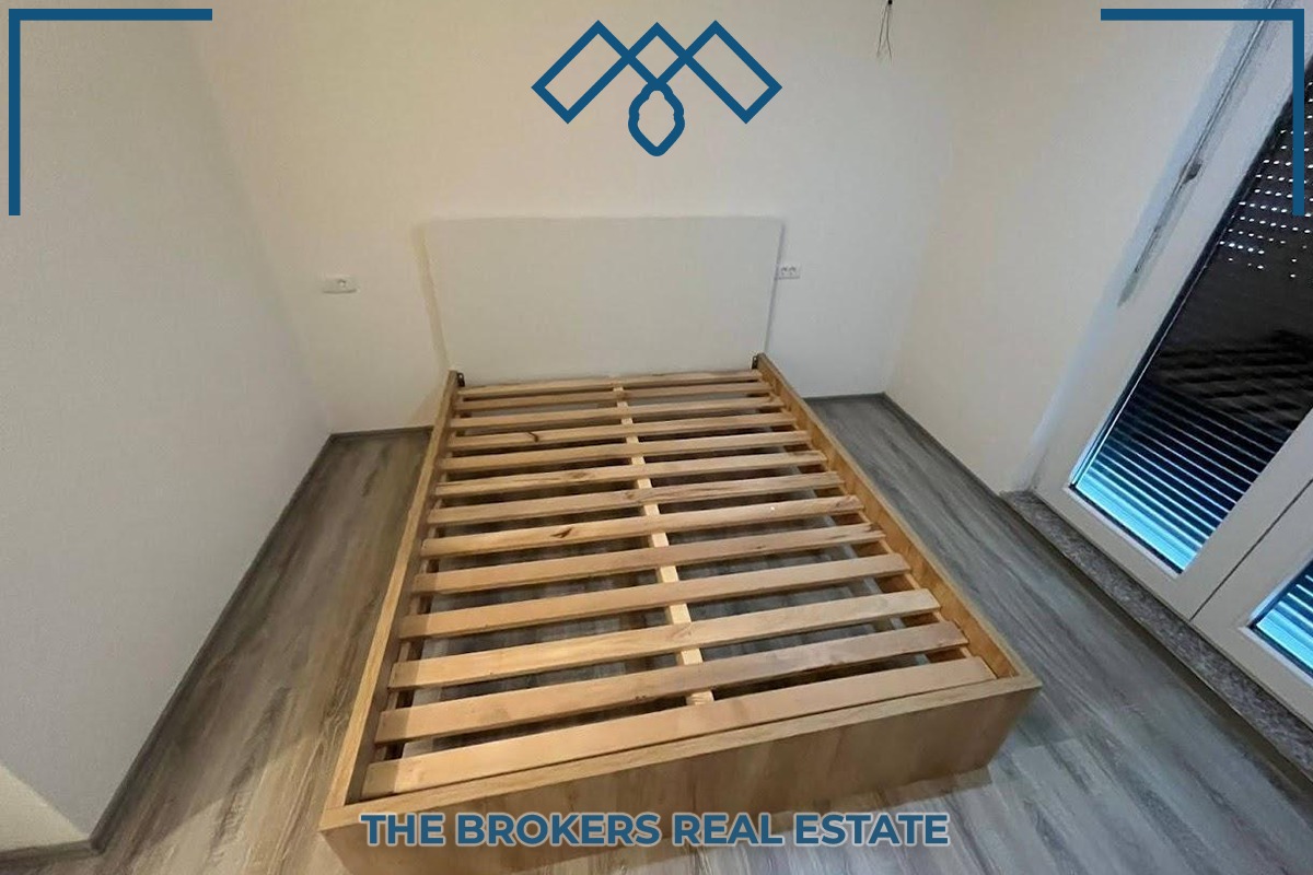 Ofrohet për qira banesa mini-penthouse, prapa eulex-it, me sipërfaqe totale prej 103m² (77m² hapësirë banimi + 35m² ballkon).