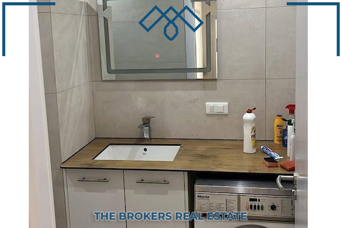 Ofrohet për qira banesa mini-penthouse, prapa eulex-it, me sipërfaqe totale prej 103m² (77m² hapësirë banimi + 35m² ballkon).
