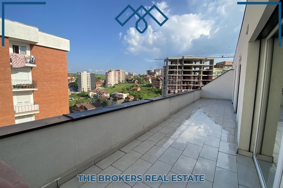 Ofrohet për qira banesa mini-penthouse, prapa eulex-it, me sipërfaqe totale prej 103m² (77m² hapësirë banimi + 35m² ballkon).
