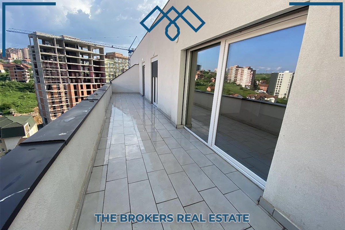 Ofrohet për qira banesa mini-penthouse, prapa eulex-it, me sipërfaqe totale prej 103m² (77m² hapësirë banimi + 35m² ballkon).