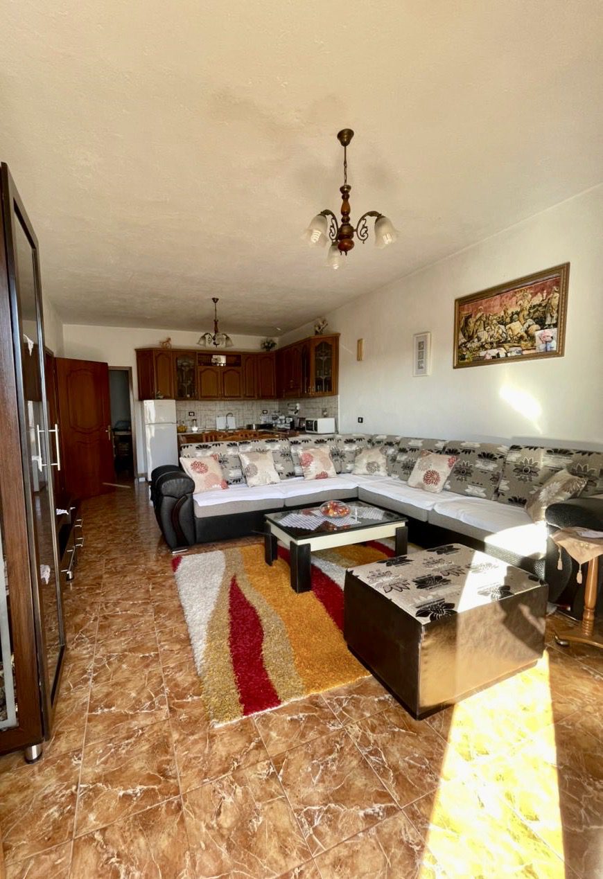 Zweistöckige villa im ehemaligen kenet, durres