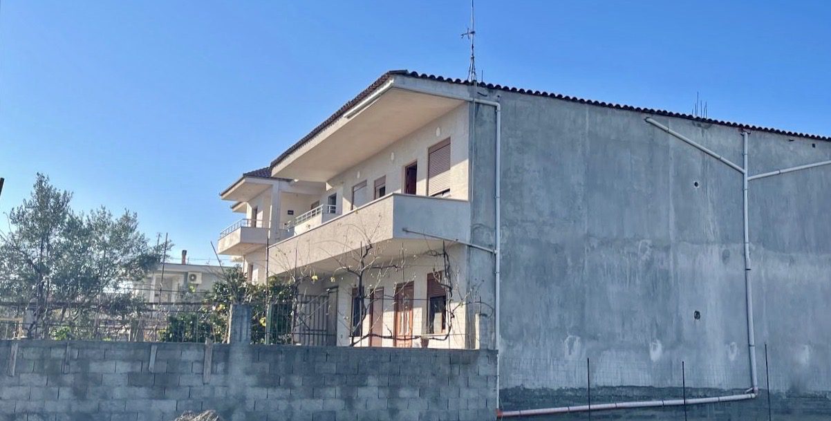 Zweistöckige villa im ehemaligen kenet, durres