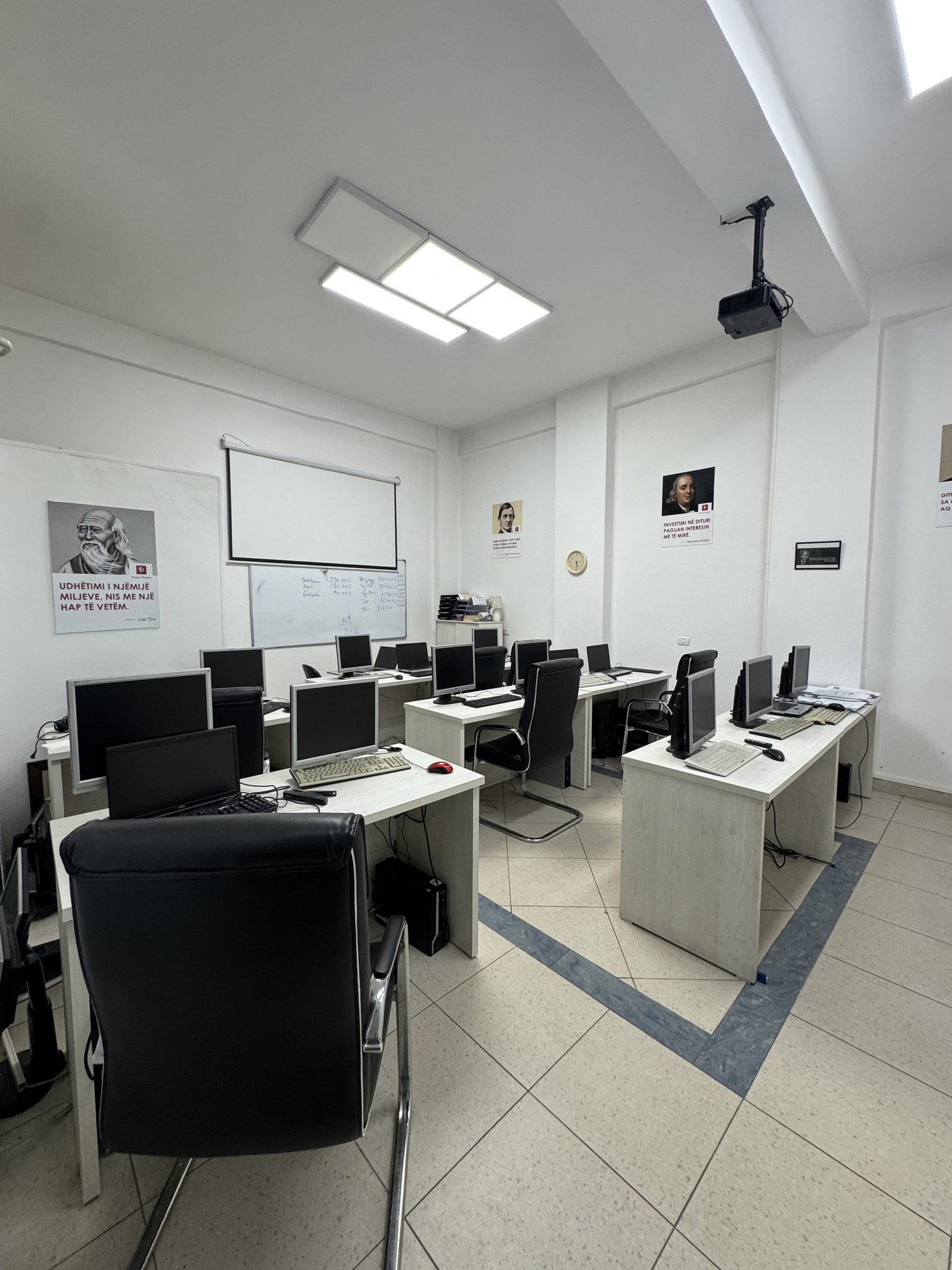 Espaço comercial para alugar perto da rotatória de fllakes, durres