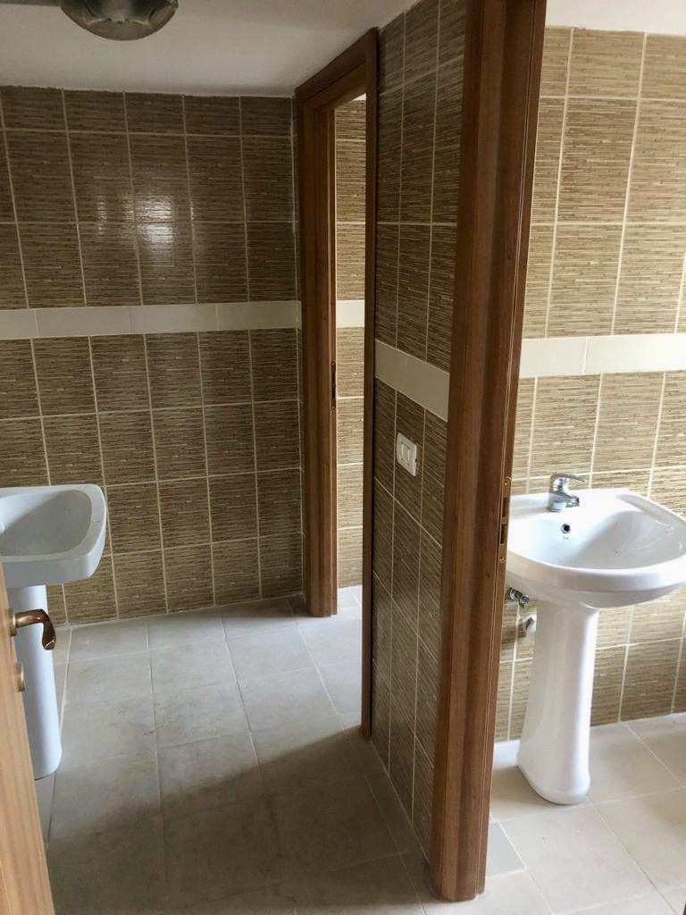 Espaço comercial para alugar perto da rotatória de fllakes, durres