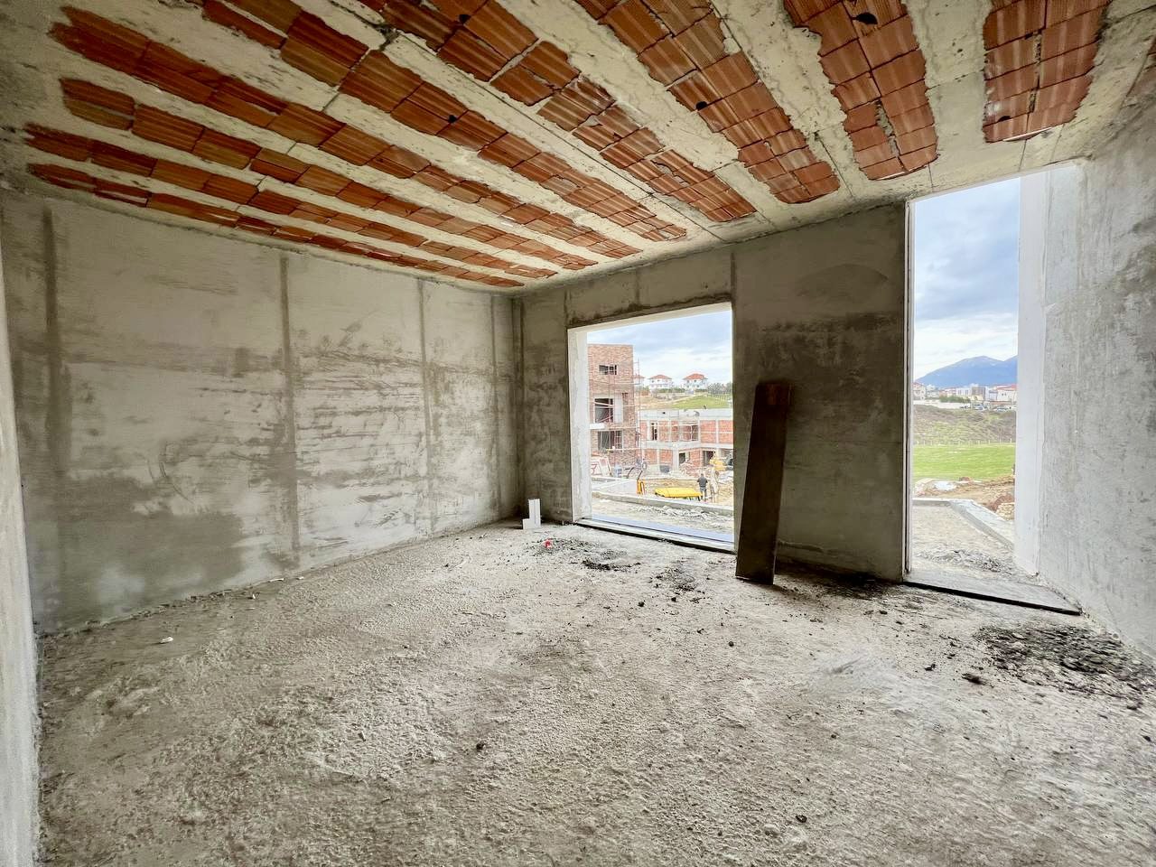 Villa con piscina en venta en mjull bathore, Tirana