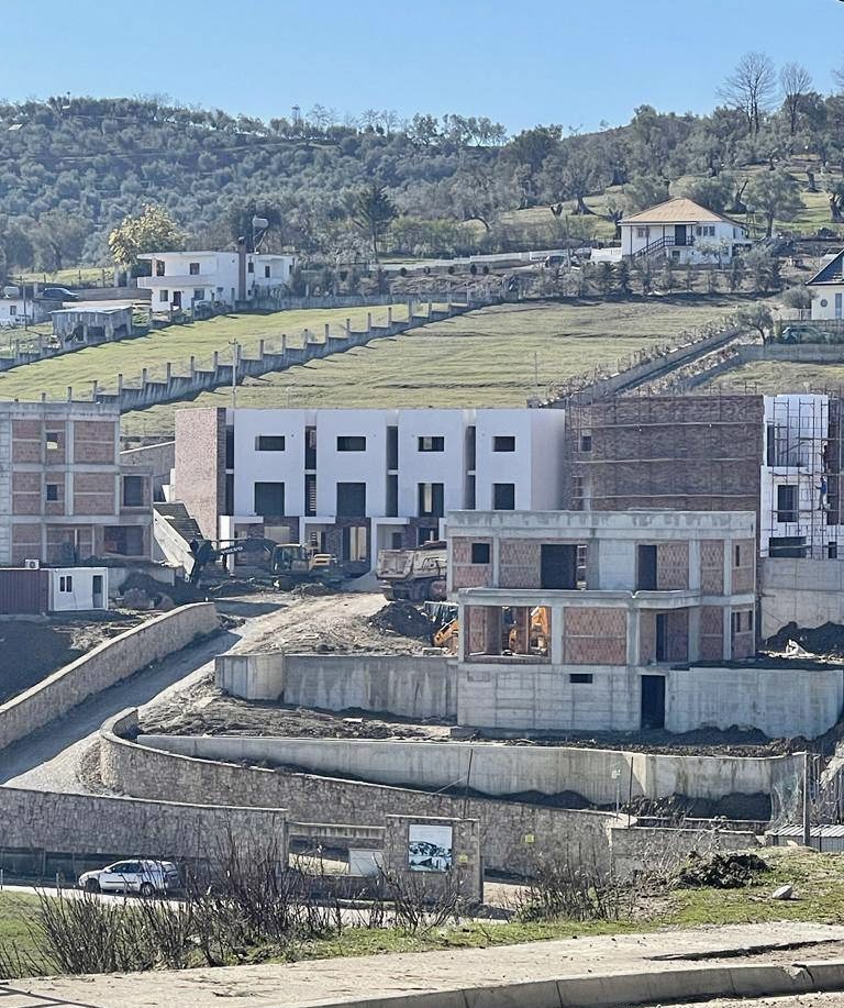 Villa con piscina en venta en mjull bathore, Tirana