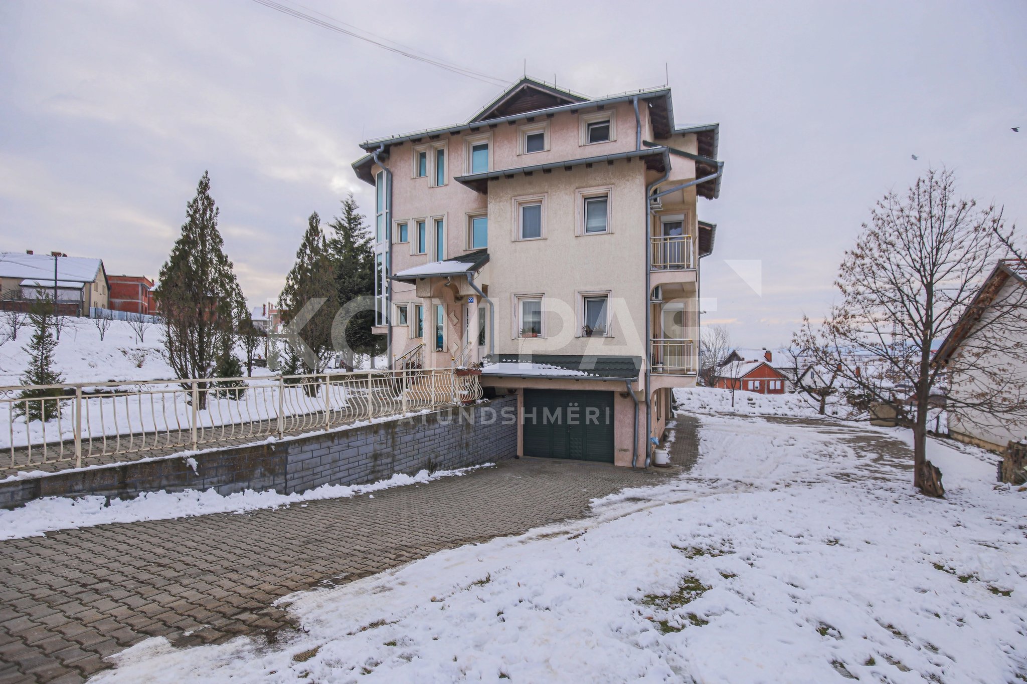 Ofrohet për shitje shtëpi me fletë poseduese në lagjen kodra e trimave në Prishtinë