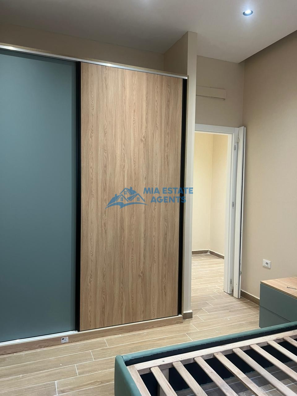 Apartament 2+1 për shitje në shkëmbin e kavajës