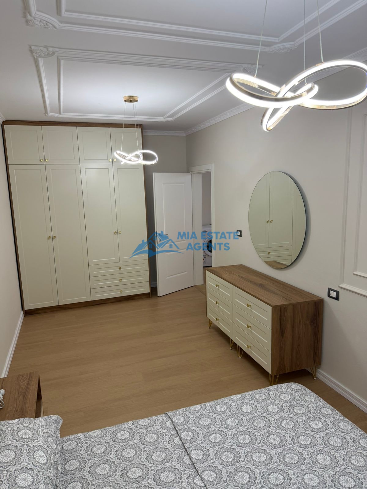 Shitet apartament 1+1 në shkëmbin e kavajës