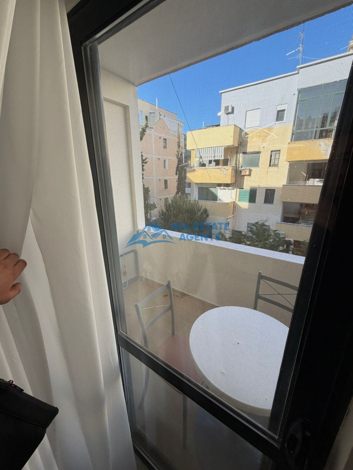 Shiten 2 garsoniere në shkëmbin e kavajës