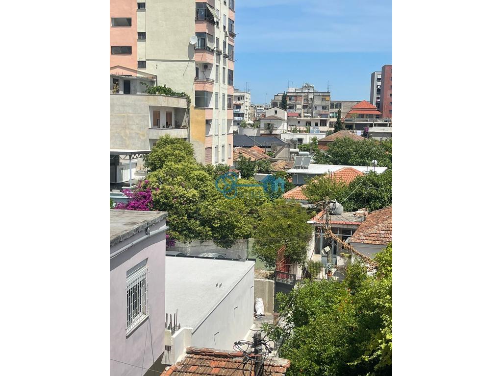 Shitet apartament 1+1