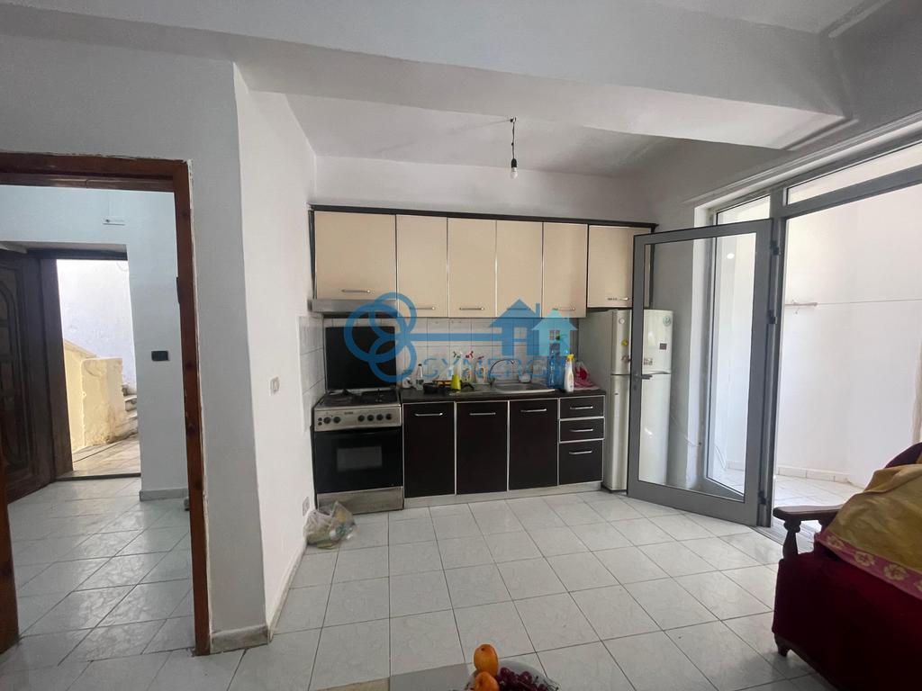Shitet apartament 1+1