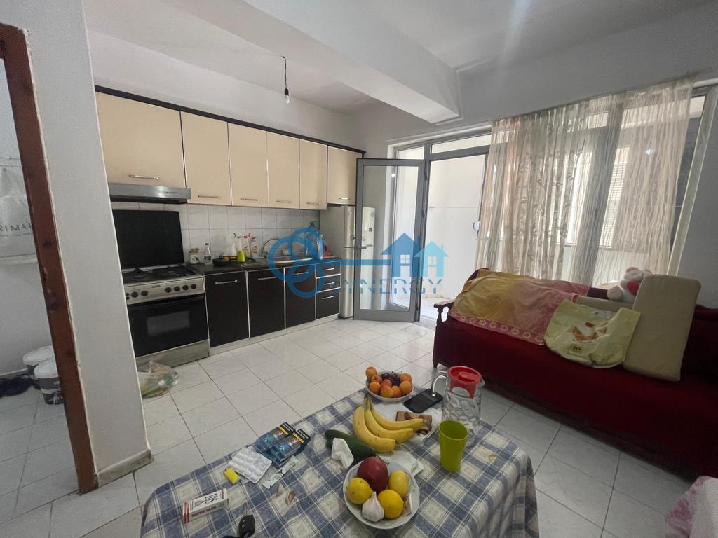 Shitet apartament 1+1