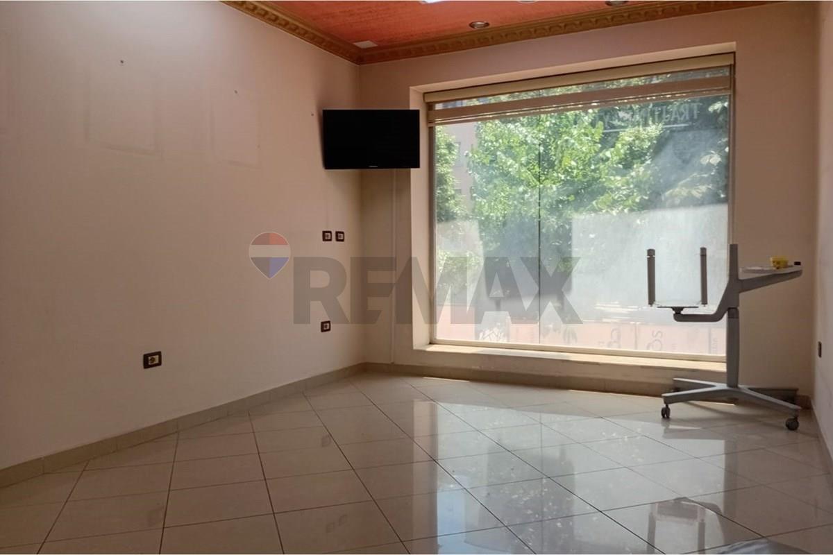 In vendita: Appartamento ristrutturato per ambiente commerciale con tre stanze e un bagno, all'ingresso di via Durrës.