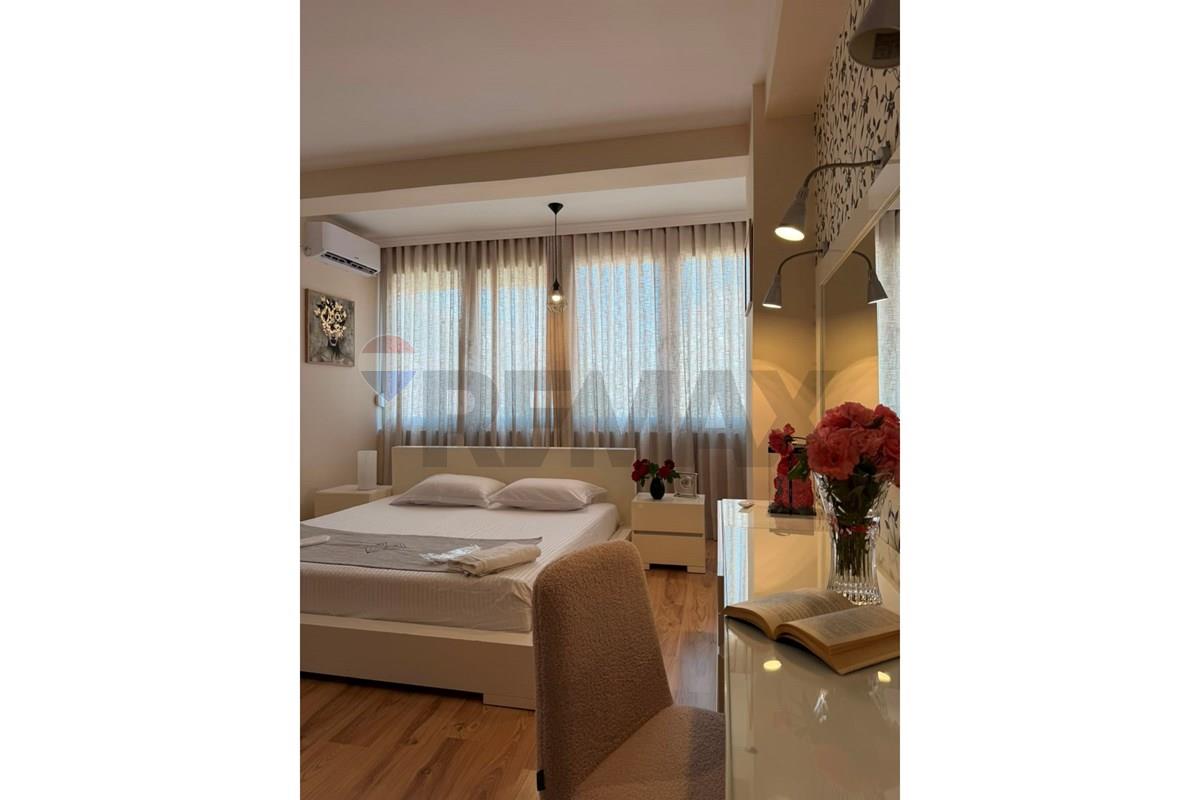 Wir bieten eine 2+1+2 wohnung in der nähe des pariser rathauses zur miete an. In einem gepflegten komplex, 7. Etage mit aufzug.