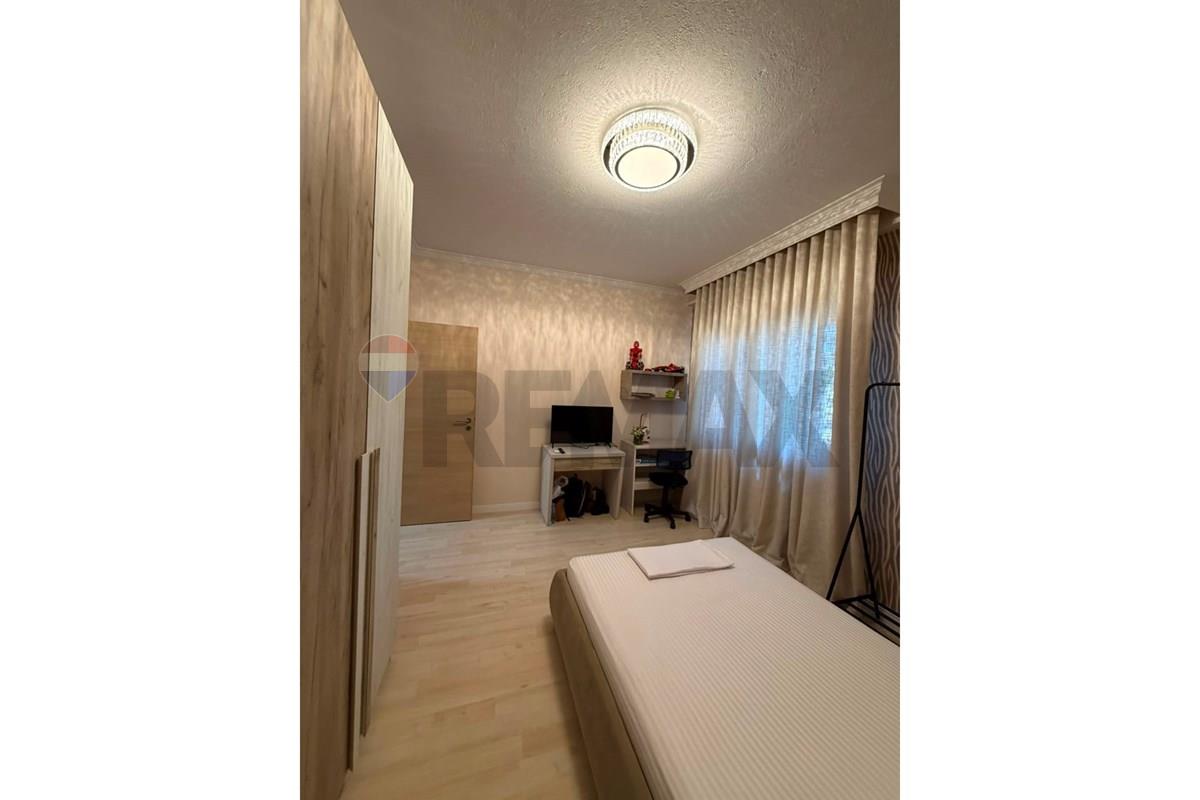 Wir bieten eine 2+1+2 wohnung in der nähe des pariser rathauses zur miete an. In einem gepflegten komplex, 7. Etage mit aufzug.