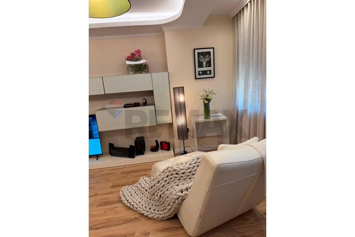 Wir bieten eine 2+1+2 wohnung in der nähe des pariser rathauses zur miete an. In einem gepflegten komplex, 7. Etage mit aufzug.