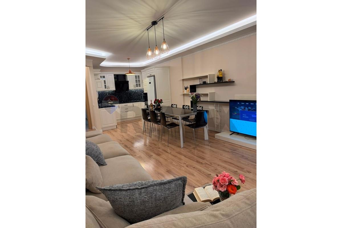 Wir bieten eine 2+1+2 wohnung in der nähe des pariser rathauses zur miete an. In einem gepflegten komplex, 7. Etage mit aufzug.