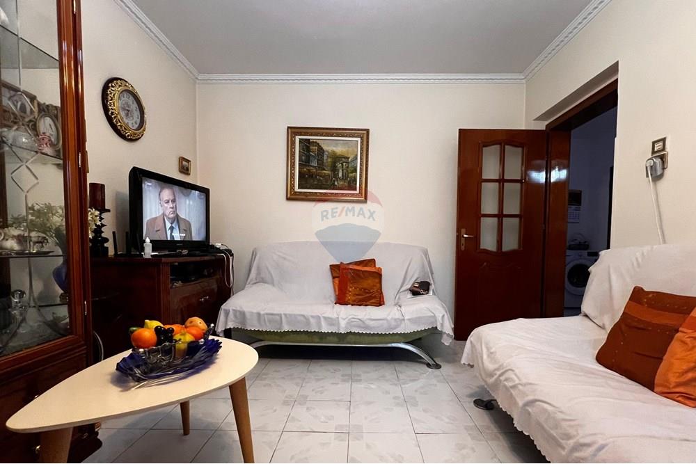 Tregu i medresesë, Tirana