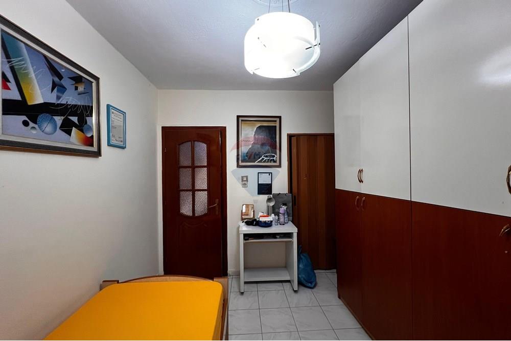Tregu i medresesë, Tirana