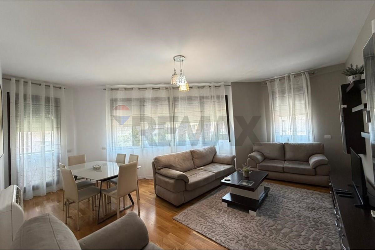 Ofrojme per qira apartament 2+1+2 me post parkimi ne rrugen e barrikadave, ndedrtim i vitit 2022.