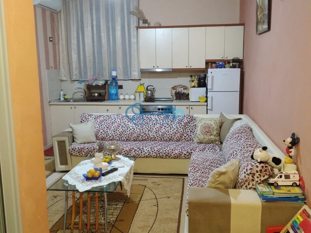 Shitet apartament 1+1