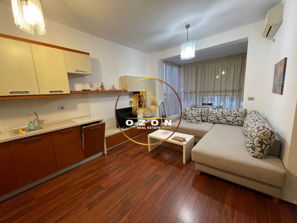 Arrendamento de apartamento 1+1 em Komuna e Parisit, pertinho de kika 2!