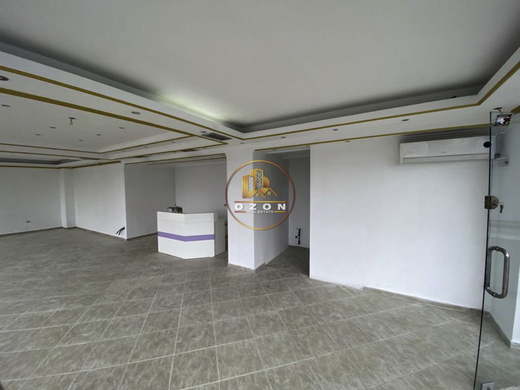 Espacio comercial, junto a la calle, en alquiler en kamëz!