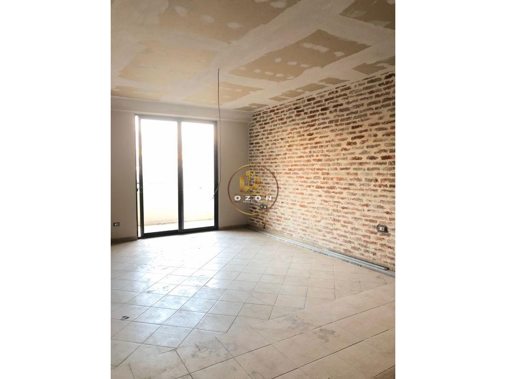 Apartamento para alugar 2+1, vazio. Endereço: Myslym shyri.