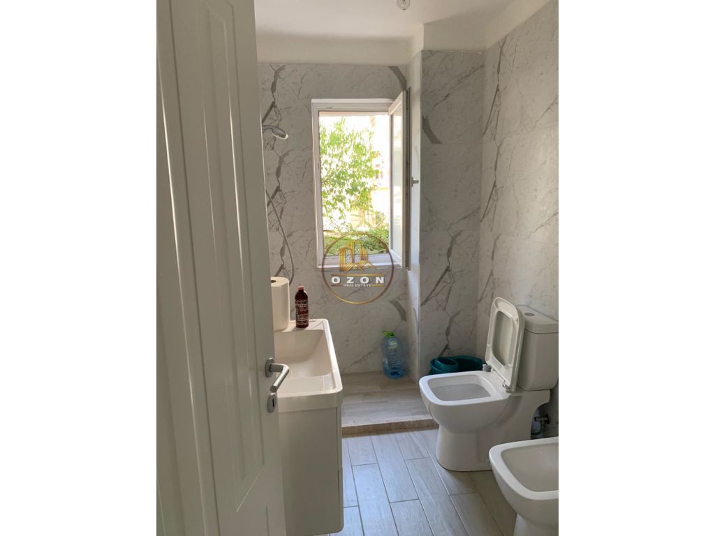 Para alugar, apartamento 2+1, vazio. Rua "Myslym Shyri"