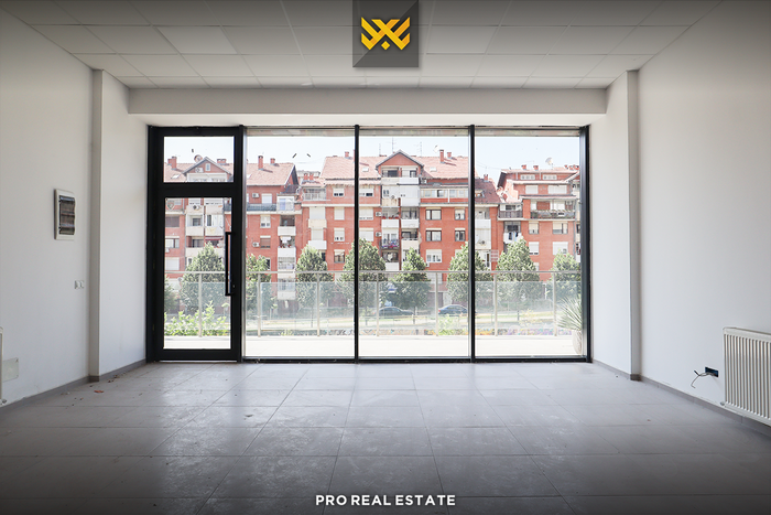 Lokal 107.8m² në #shitje në rrugën b.