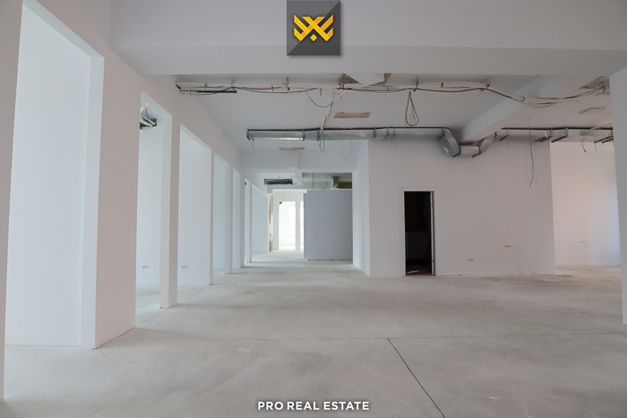 Banesë / zyrë 400m² me #qira në bregun e diellit