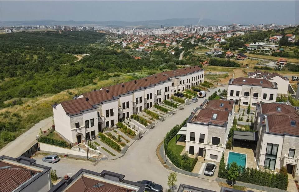 Shitet shtëpi tipi d në royal green residence, zllatar