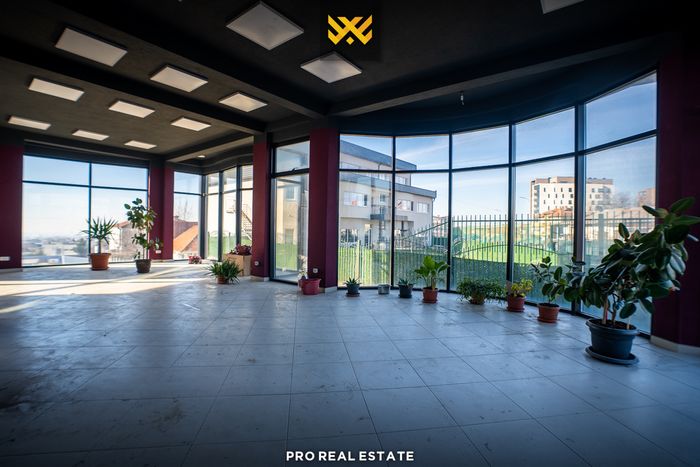 Propriété de 800m² à #louer à Veternik.