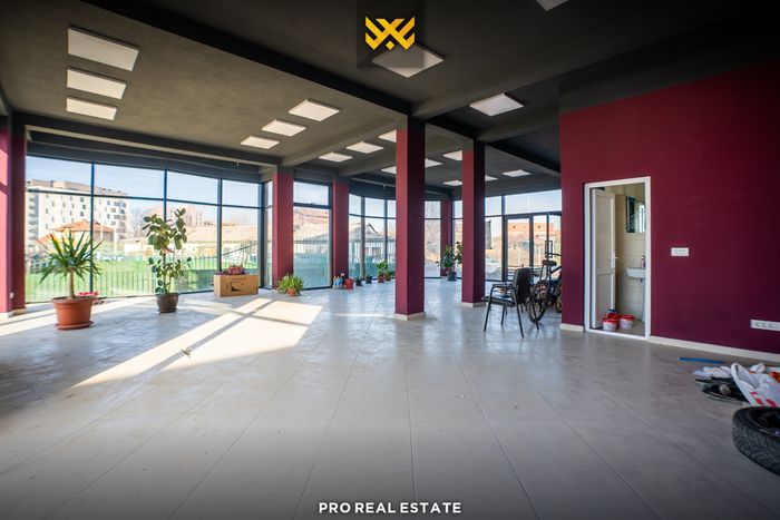 Propriété de 800m² à #louer à Veternik.