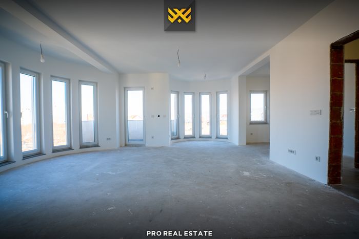 Propriété de 800m² à #louer à Veternik.
