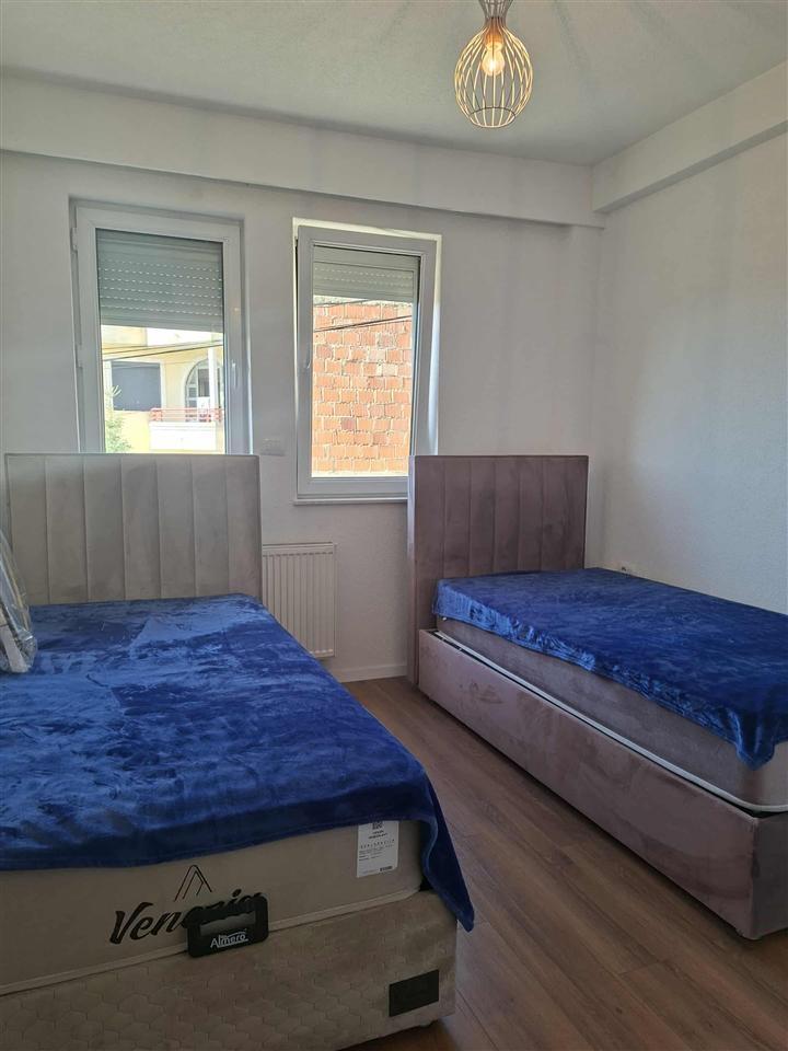 Banesë në shitje rrugës për gërmi (3)