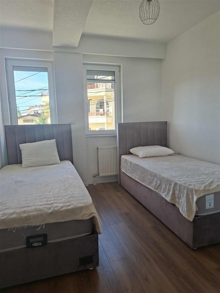 Banesë në shitje rrugës për gërmi (4)