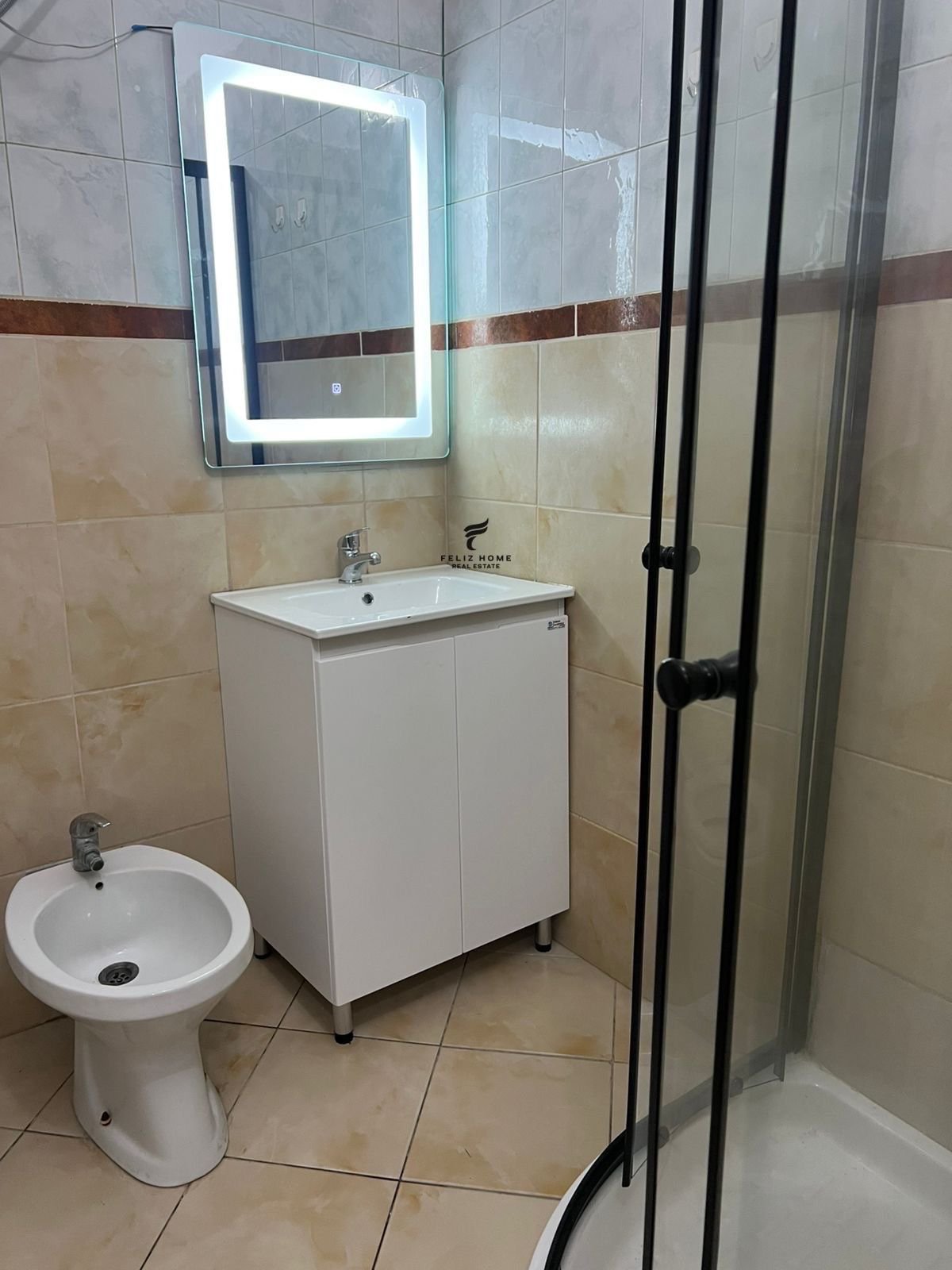 Apartament me qera 2+1 stacioni i trenit 65.000 leke