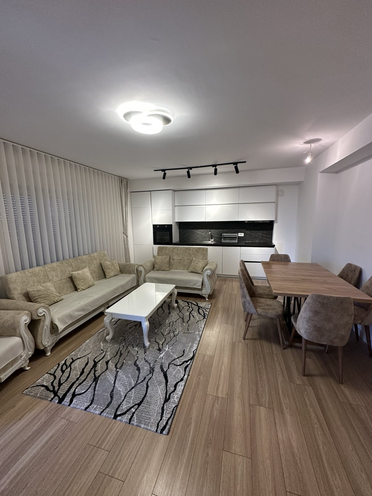 Piso en alquiler 2+1 en Bregu i Diellit