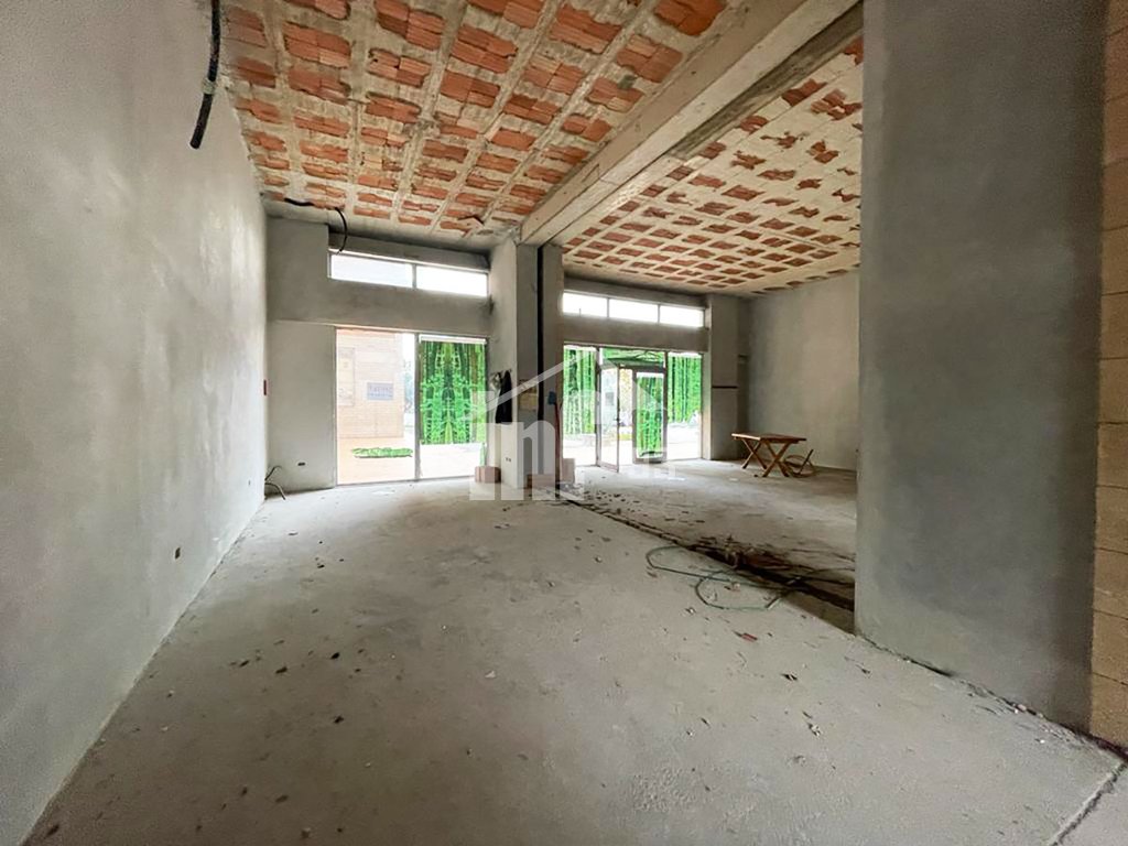 Negozi in via “Don Bosko” e complesso “Vizion +” (5)