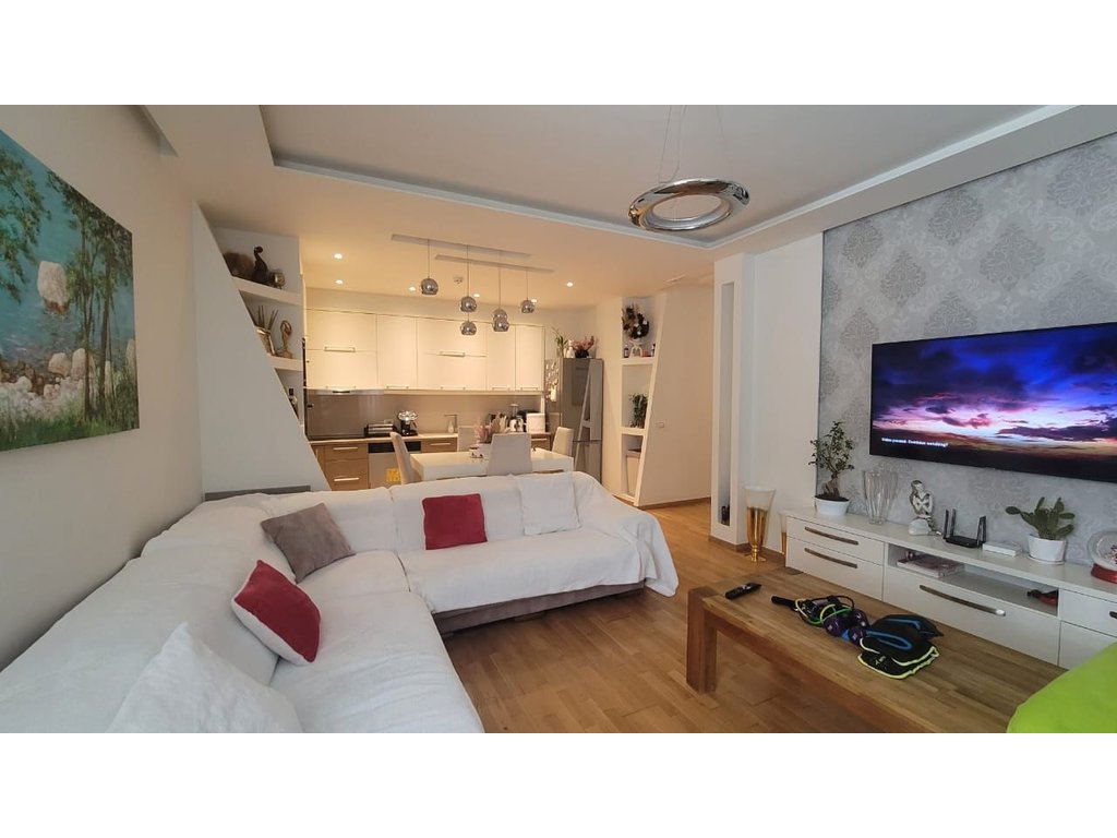 Apartament 2+1 per shitje afer (leonores) kodra e diellit.