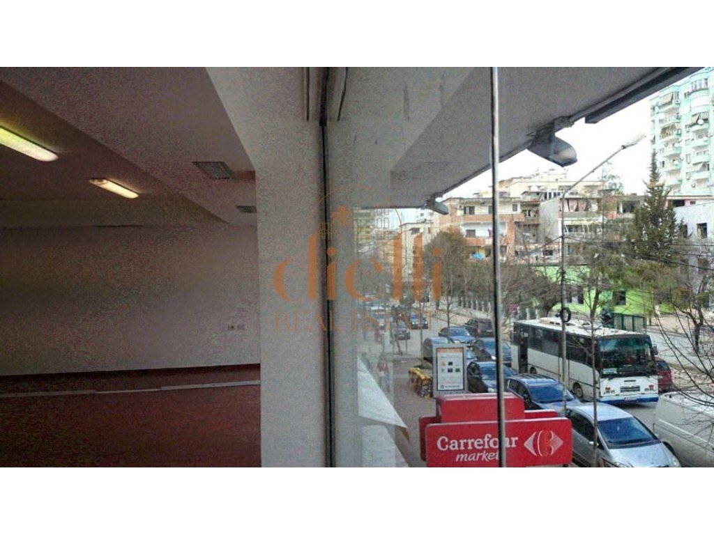 Ambient komercial per shitje tek petro nini luarasi