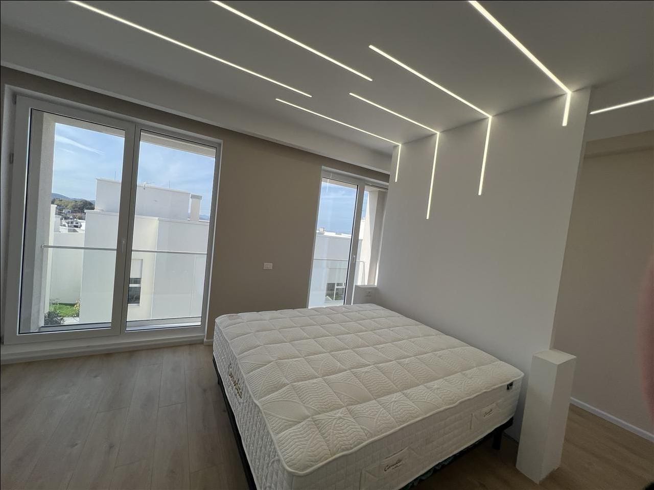 Qera | villa 4 + 1 + 4 | farkë | 1800 €/mois