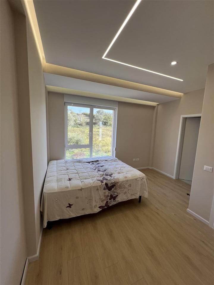 Qera | villa 4 + 1 + 4 | farkë | 1800 €/mois