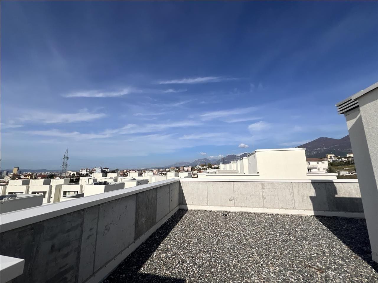 Qera | villa 4 + 1 + 4 | farkë | 1800 €/mois
