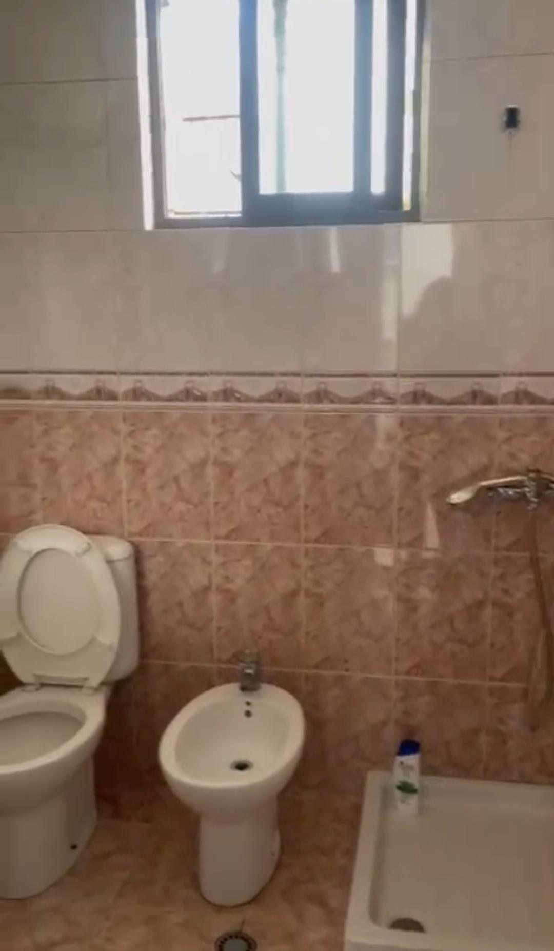 Aluguel | casa privada 2 + 1 + estacionamento | rruga jordan misja | €550/mês (4)