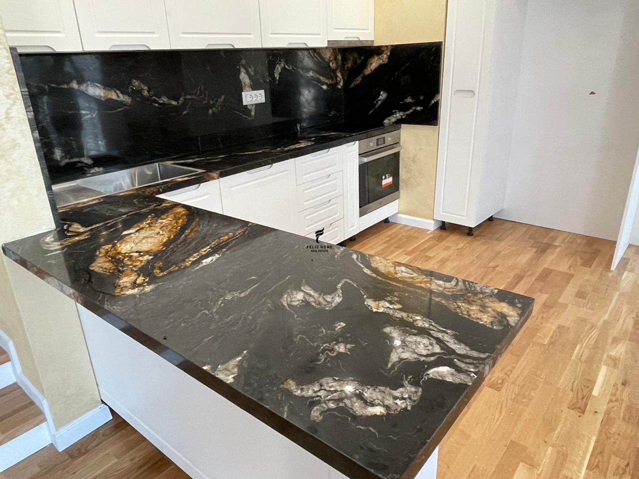 Shitet vile 2 kateshe 400 metra katror gjiri lalezit 450.000 euro