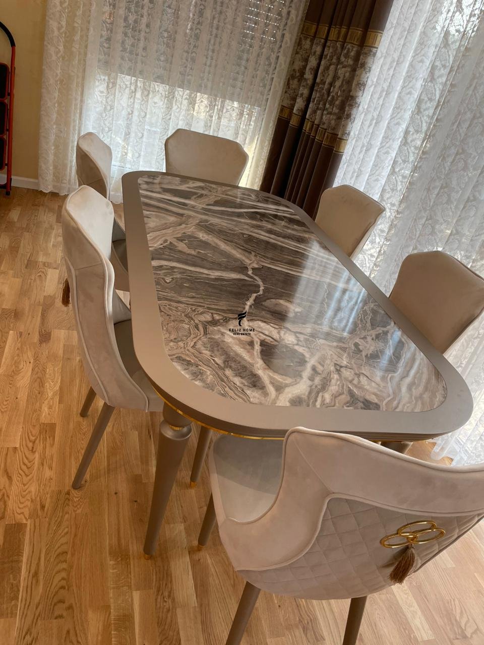 Shitet vile 2 kateshe 400 metra katror gjiri lalezit 450.000 euro